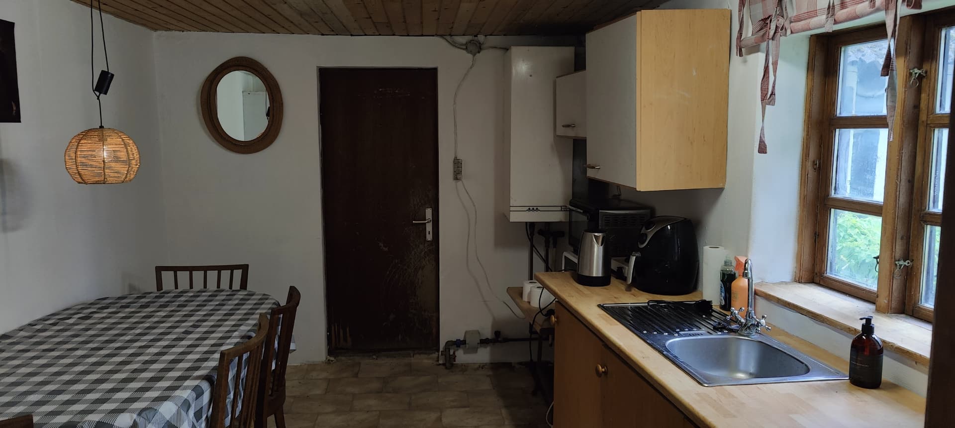 Guest kitchenette, second view