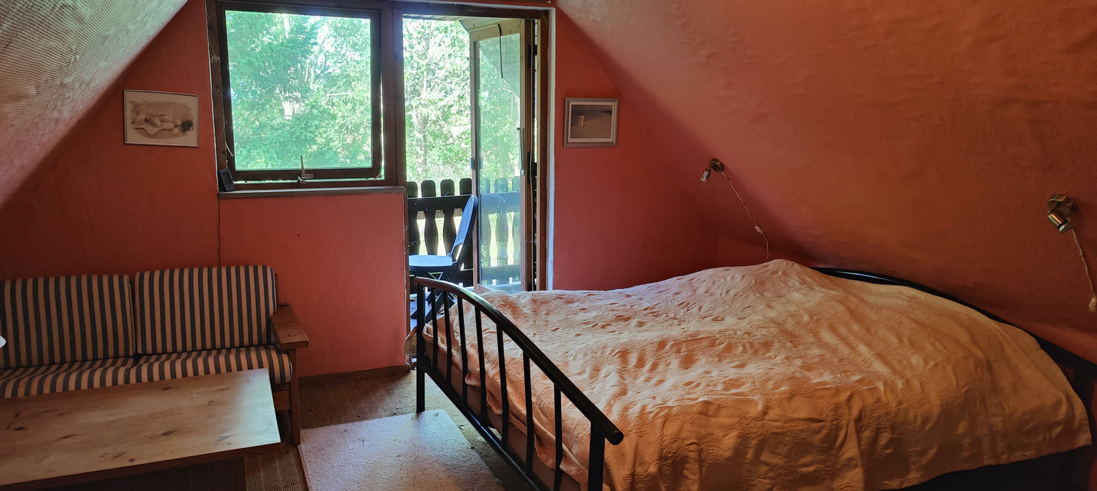 Large guest room with double bed