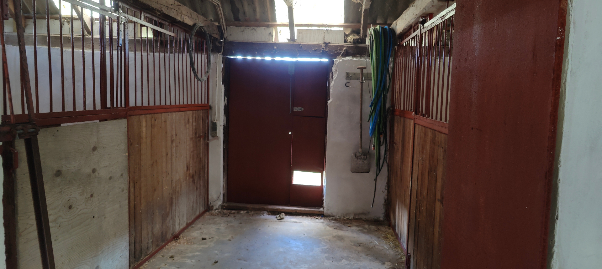 Horse stopover stable
